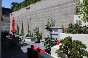 Outdoor dining - Bayview Paradise (San Diego)
