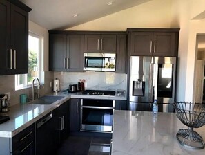 Fridge, microwave, oven, stovetop - Bayview Paradise (San Diego)