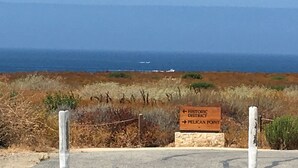 Ein Schild mit der Beschilderung zum historischen Stadtteil und zum Pelican Point.