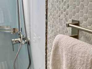 Douche, sèche-cheveux, serviettes fournies, savon