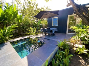 Outdoor dining - Tiny house by the beach with its private pool (Puna'auia)