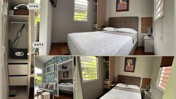 Une chambre à coucher comprenant un lit, une armoire, un bureau et une fenêtre avec des stores.