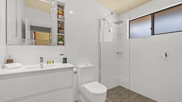 Sèche-cheveux, serviettes fournies, savon, papier toilette