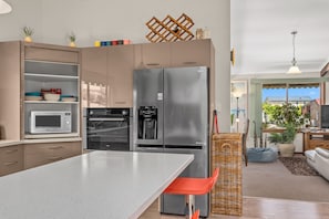 ثلاجة، ميكروويف، فرن، موقد طهي مسطح