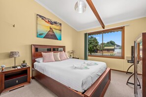 3 bedrooms, iron/ironing board, free WiFi, bed sheets