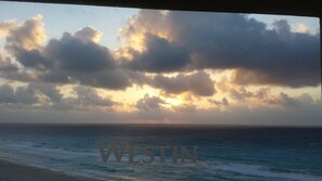 On the beach - Gorgeous Oceanside Westin Resort Villa in Prime Shopping Area (Cancún)