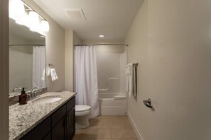 Hair dryer, towels - Coffee Shops, Restaurants, Bars, Salons and Boutiques, just steps away. (Nashville)