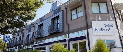 Un edificio de varios pisos con un restaurante llamado 'bartaco' en la planta baja.