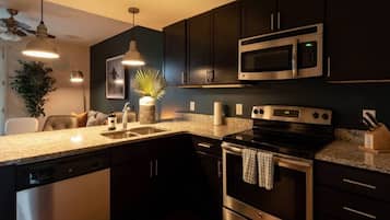 Frigorífic, microones, forn i placa de cuina