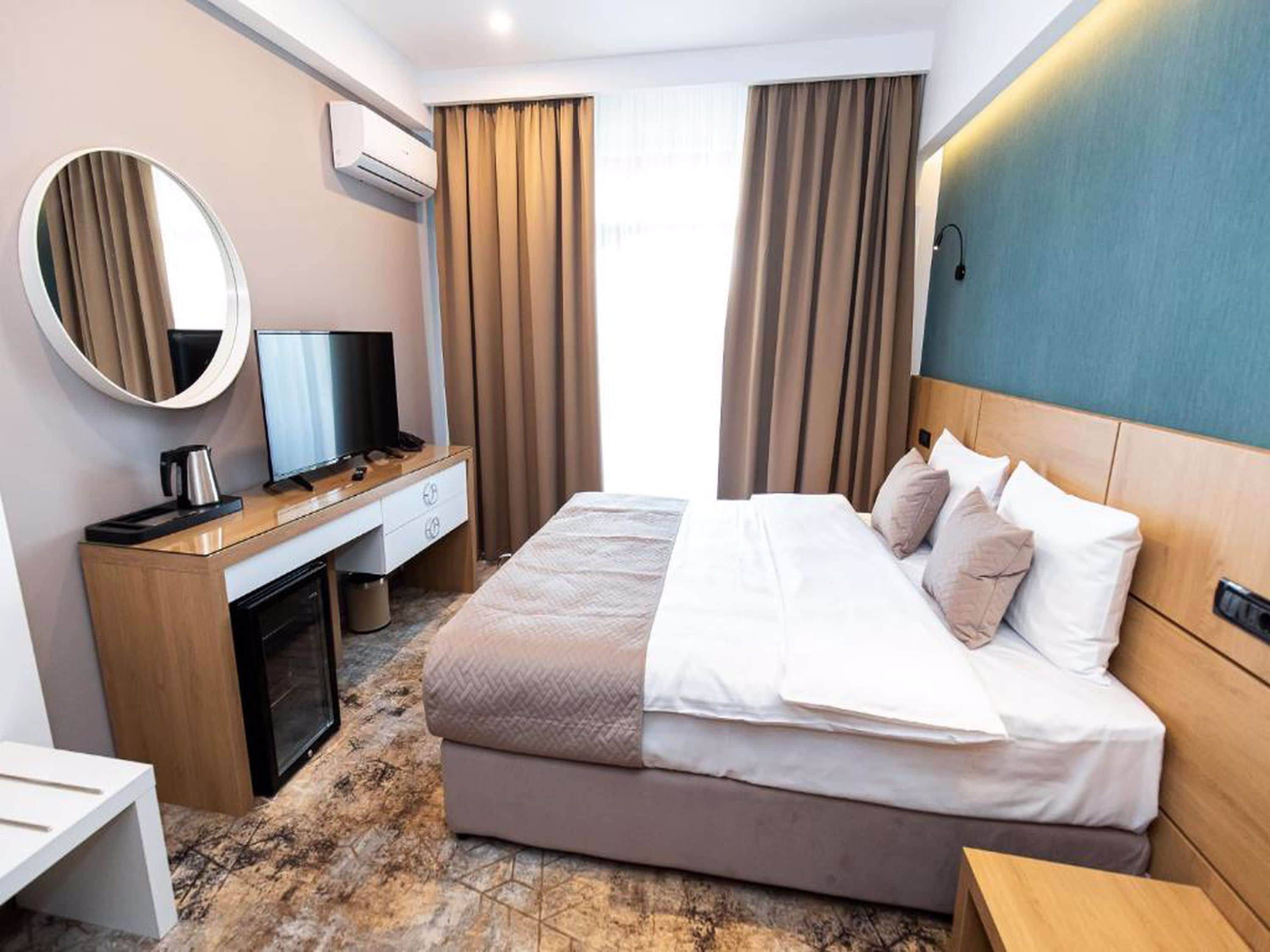 Double Room | Minibar, in-room safe, desk, iron/ironing board