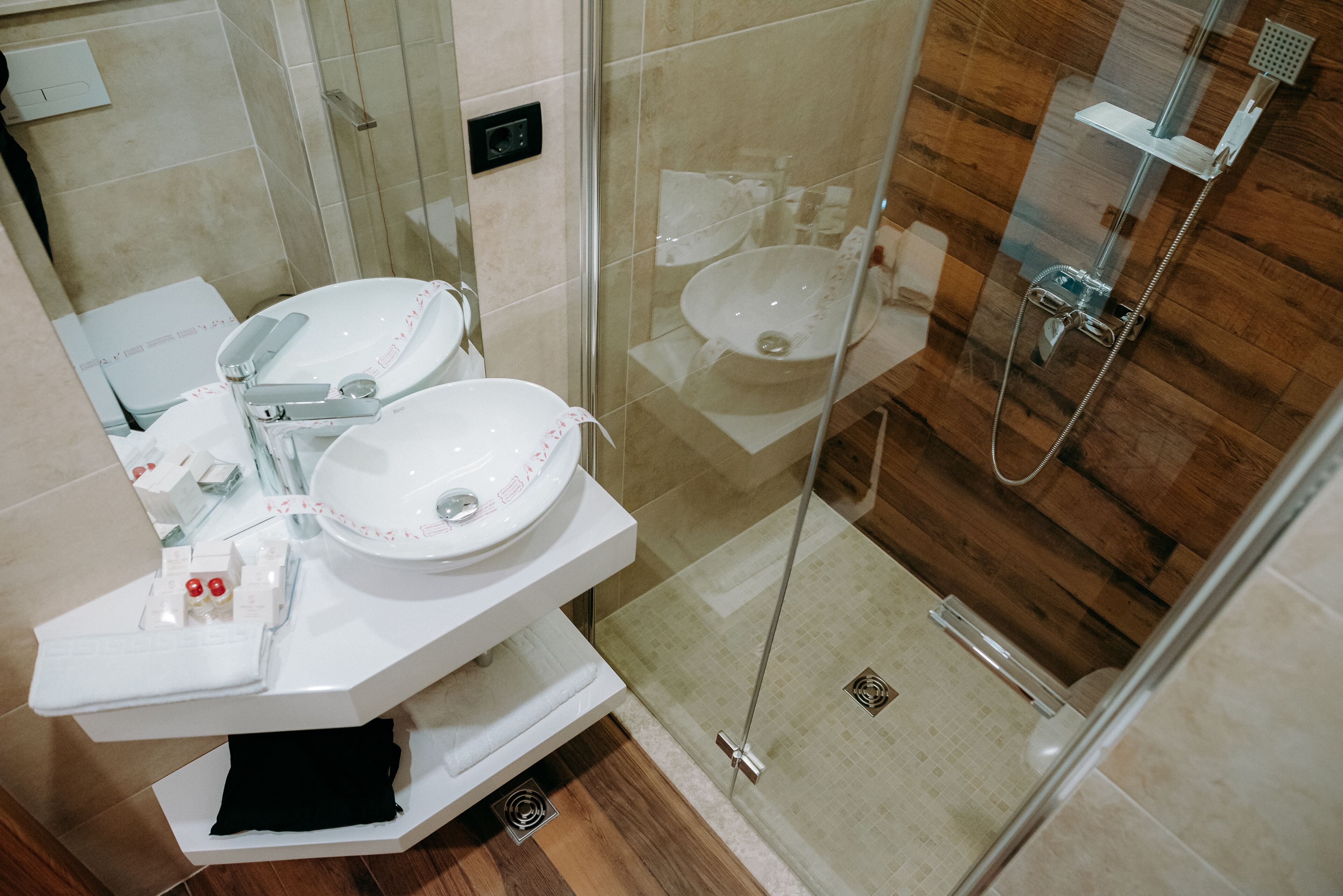 economy twin room | bathroom | shower, hair dryer, bathrobes, slippers