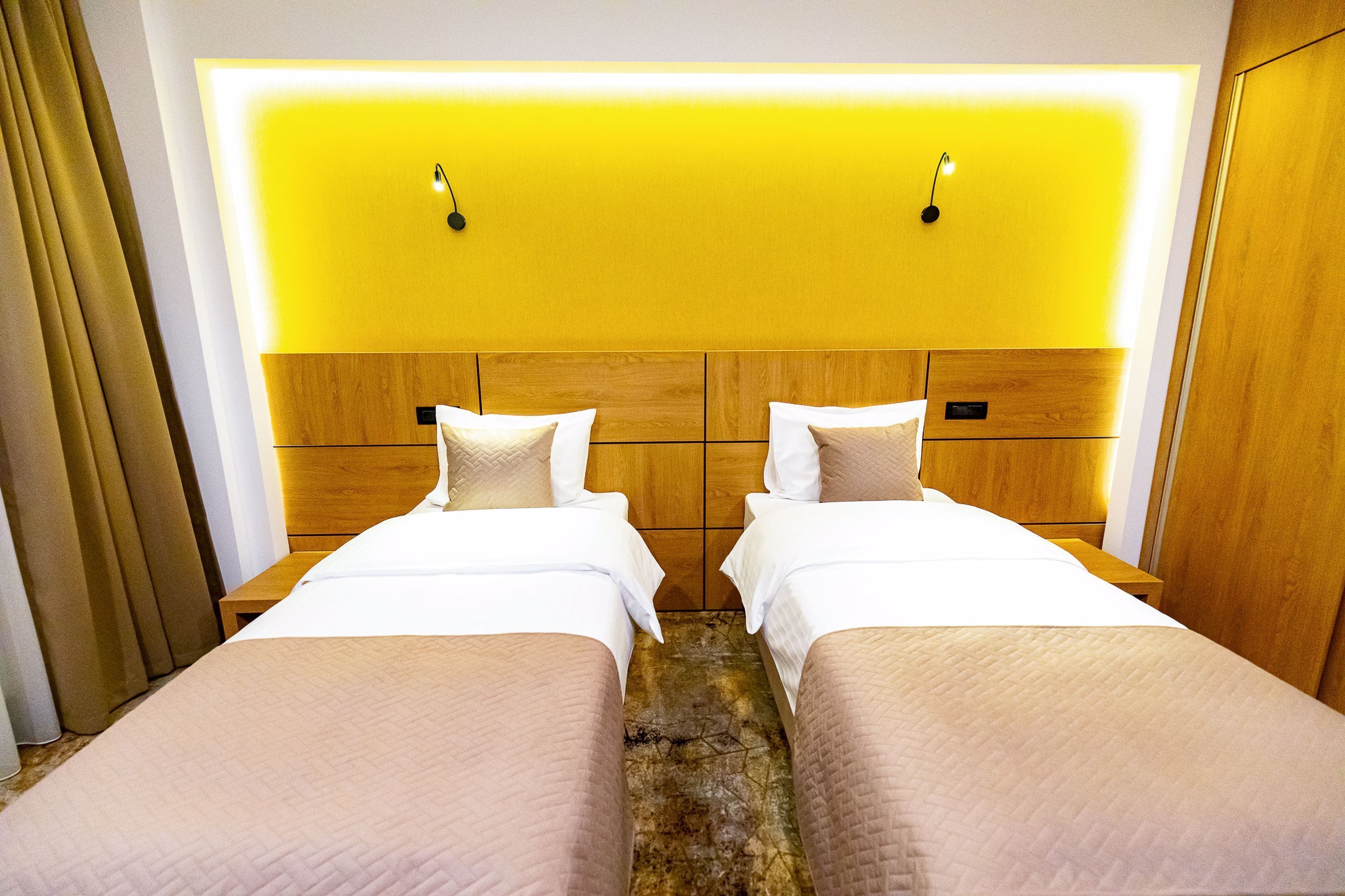 economy twin room | 1 bedroom, minibar, in-room safe, desk