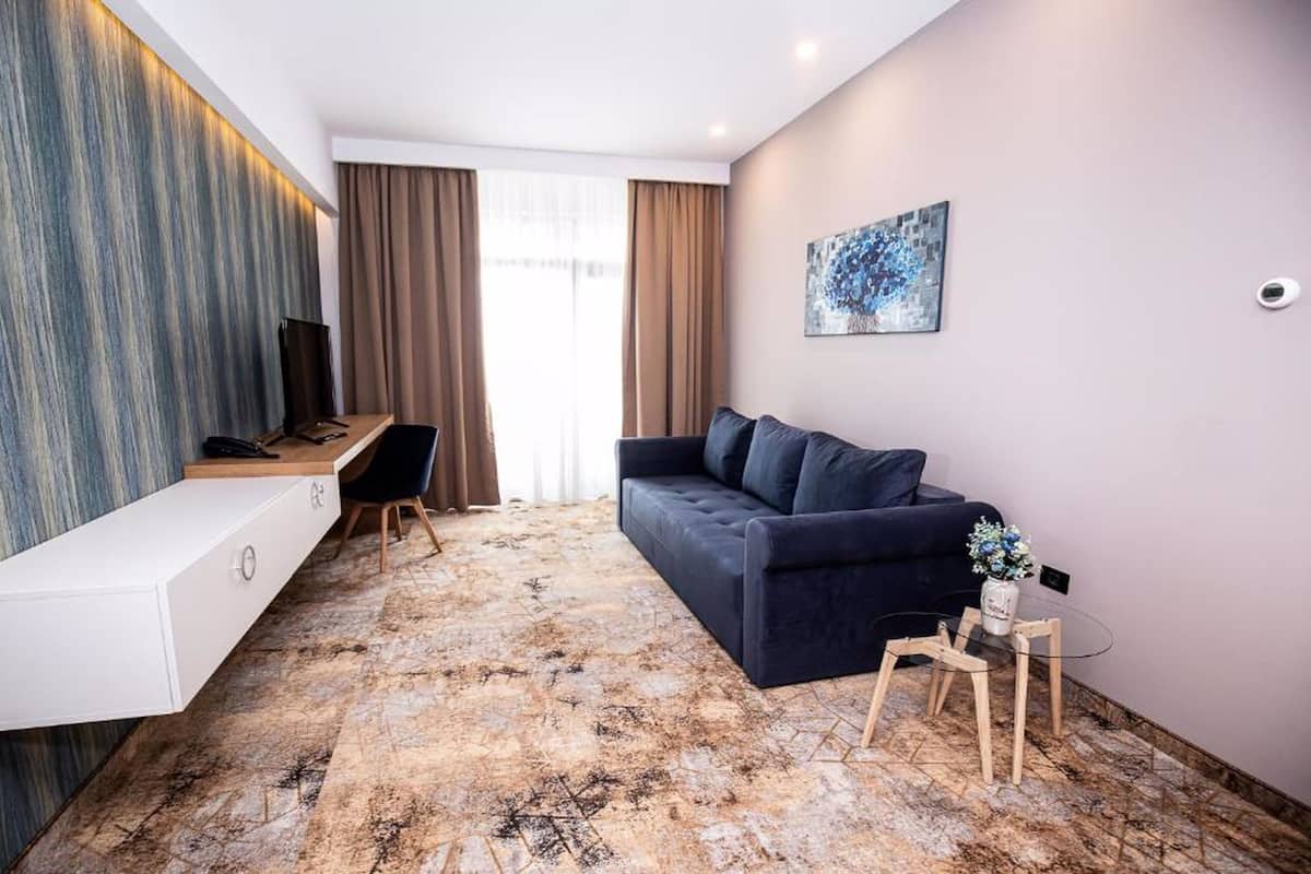 Deluxe Apartment | Living area | Flat-screen TV