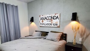 1 bedroom, in-room safe, iron/ironing board, free WiFi - Nye's Place! (Anaconda)