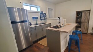 Coffee/tea maker, fridge, microwave, oven - Nye's Place! (Anaconda)