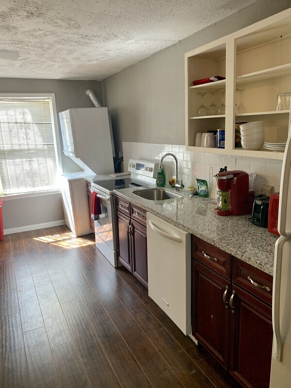 Fridge, microwave, oven, stovetop - Cozy one bedroom apartment (Houston)