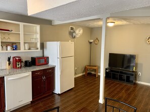 Fridge, microwave, oven, stovetop - Cozy one bedroom apartment (Houston)