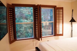 3 makuuhuonetta, työpöytä, silitysrauta/-lauta, vauvan matkasänky