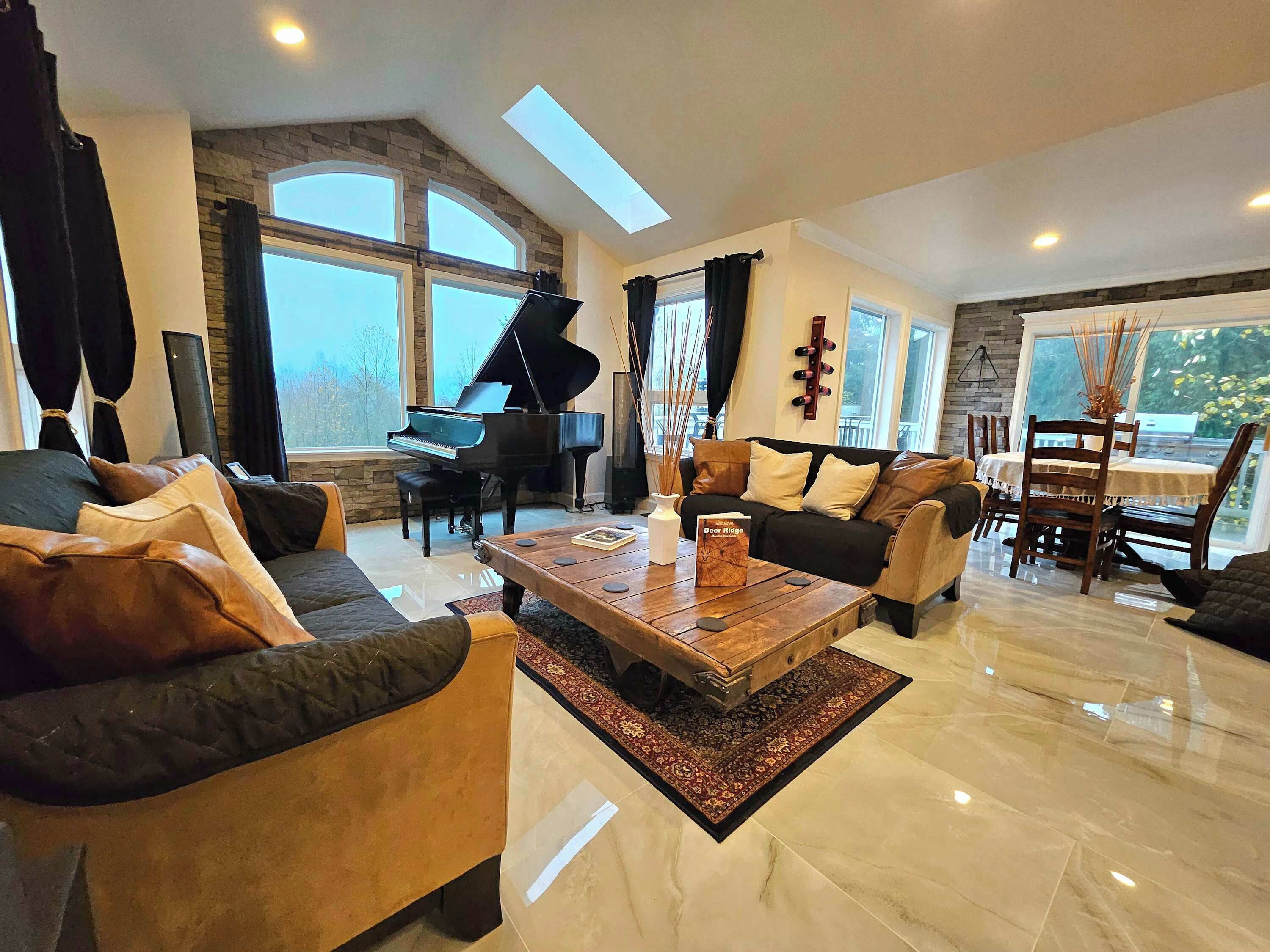 Televisio, takka, videopelejä, kirjoja