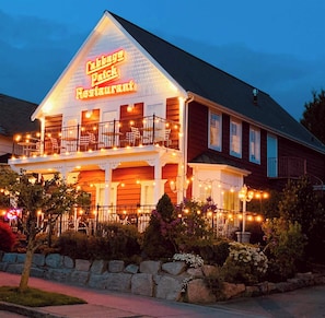 Un bâtiment à deux étages sur lequel on peut lire l’inscription « Restaurant Cabbage Patch ».