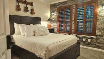 3 makuuhuonetta, työpöytä, silitysrauta/-lauta, vauvan matkasänky