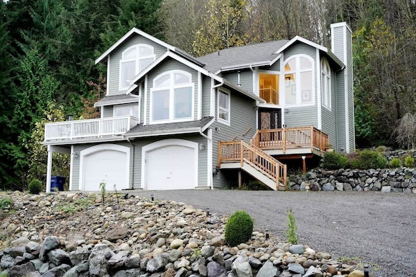 Exterior front
Parking up to 8 cars + 2 for the treehouses.