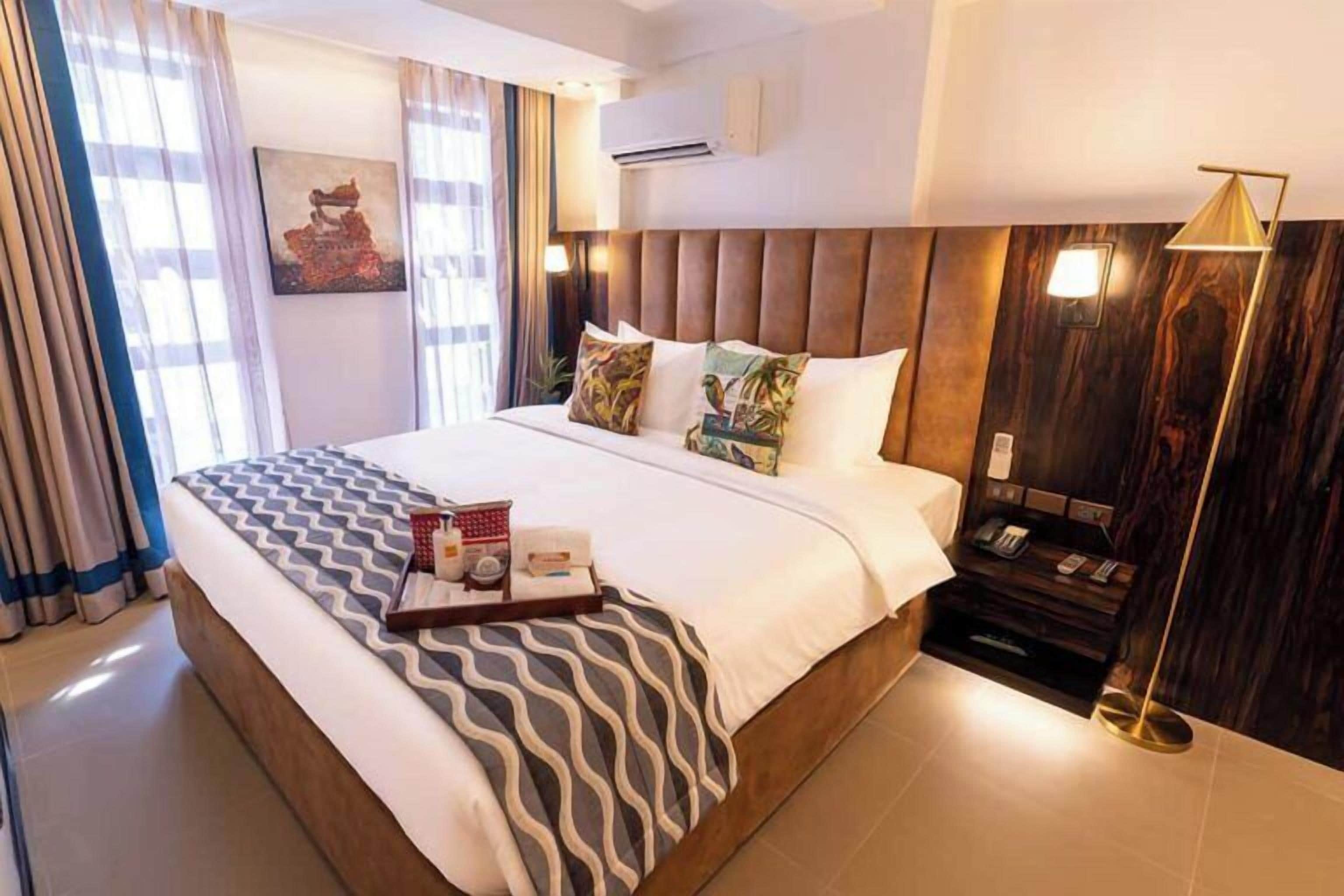 Habitación de lujo, 1 cama de matrimonio grande | Edredones de plumas y colchones con acolchado adicional