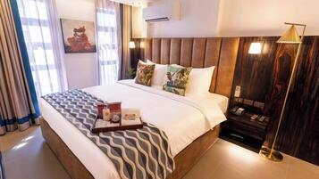 Habitación de lujo, 1 cama de matrimonio grande | Edredones de plumas y colchones con acolchado adicional