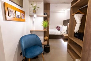 Down comforters, pillowtop beds, individually decorated - UNWND Boutique Hotel Makati (Makati)