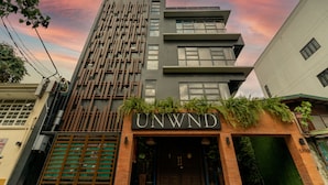 Um edifício moderno com uma placa que diz 'UNWND'.