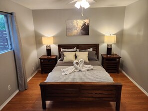 2 bedrooms, desk, iron/ironing board, WiFi - Redemption in South Austin (Austin)