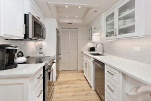 Fridge, microwave, oven, stovetop - Completely renovated condominium (St Simons)