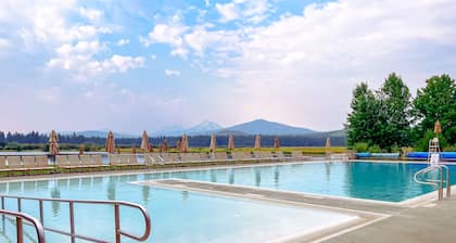 GM239: Private Hot Tub + Family/Dog Friendly + Central AC