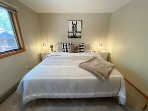 5 habitaciones, escritorio y tabla de planchar con plancha 