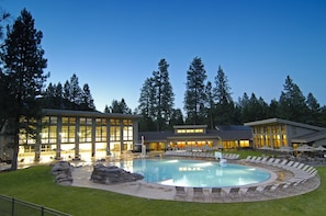 Una piscina al aire libre, una piscina climatizada