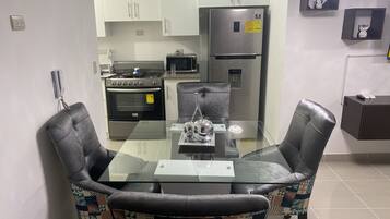 Frigorífico, microondas, horno y placa de cocina