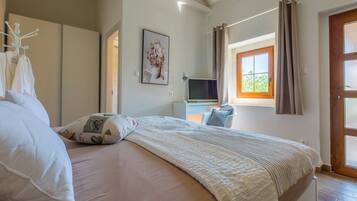 Villa | In-room safe, iron/ironing board, free WiFi