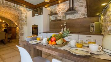 Biệt thự | Bếp riêng | Tủ lạnh, lò vi sóng, lò nướng, bếp nấu