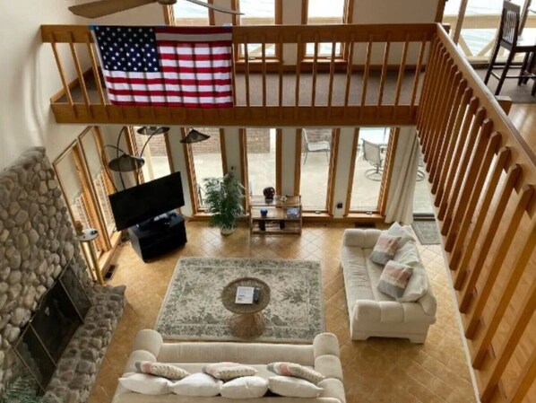 Smart TV, fireplace
