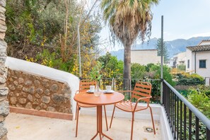 Outdoor dining - Town house with flair and mountain view – Casa La Bonita (Soller)