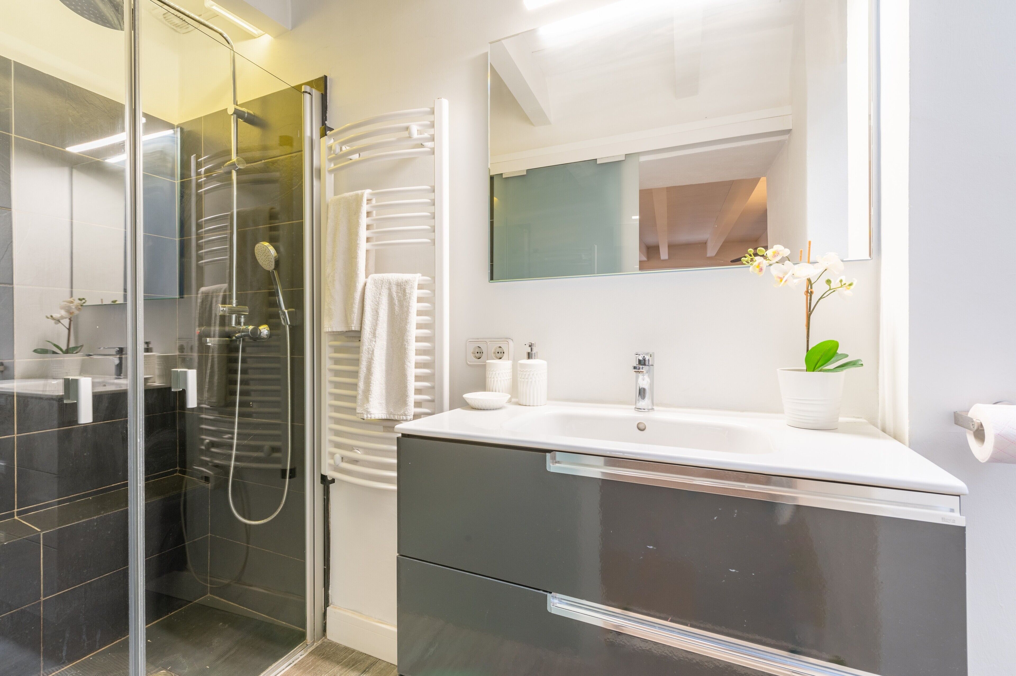 Douche, articles de toilette gratuits, sèche-cheveux