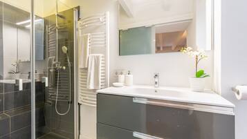 Douche, articles de toilette gratuits, sèche-cheveux