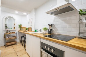 Geladeira, micro-ondas, fogão, cooktop