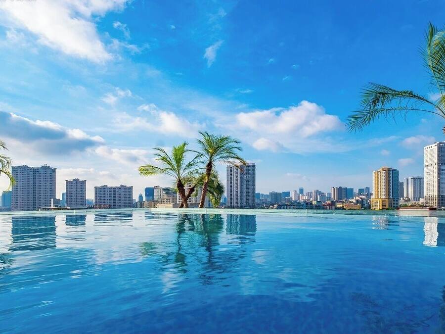 Ulkouima-allas, aurinkotuoleja