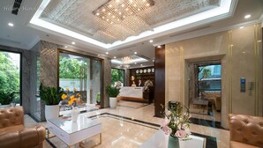 Un hall de hotel con mostrador de recepción, zona de estar y mostrador de información.