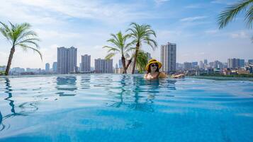 Una piscina con un horizonte urbano de fondo.