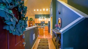 Une cuisine moderne avec des meubles en bois, un four à micro-ondes et un réfrigérateur.