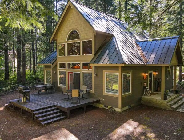 Exterior - Duke's Chalet Custom Built Oasis in Goat Rocks- pet friendly (Packwood)