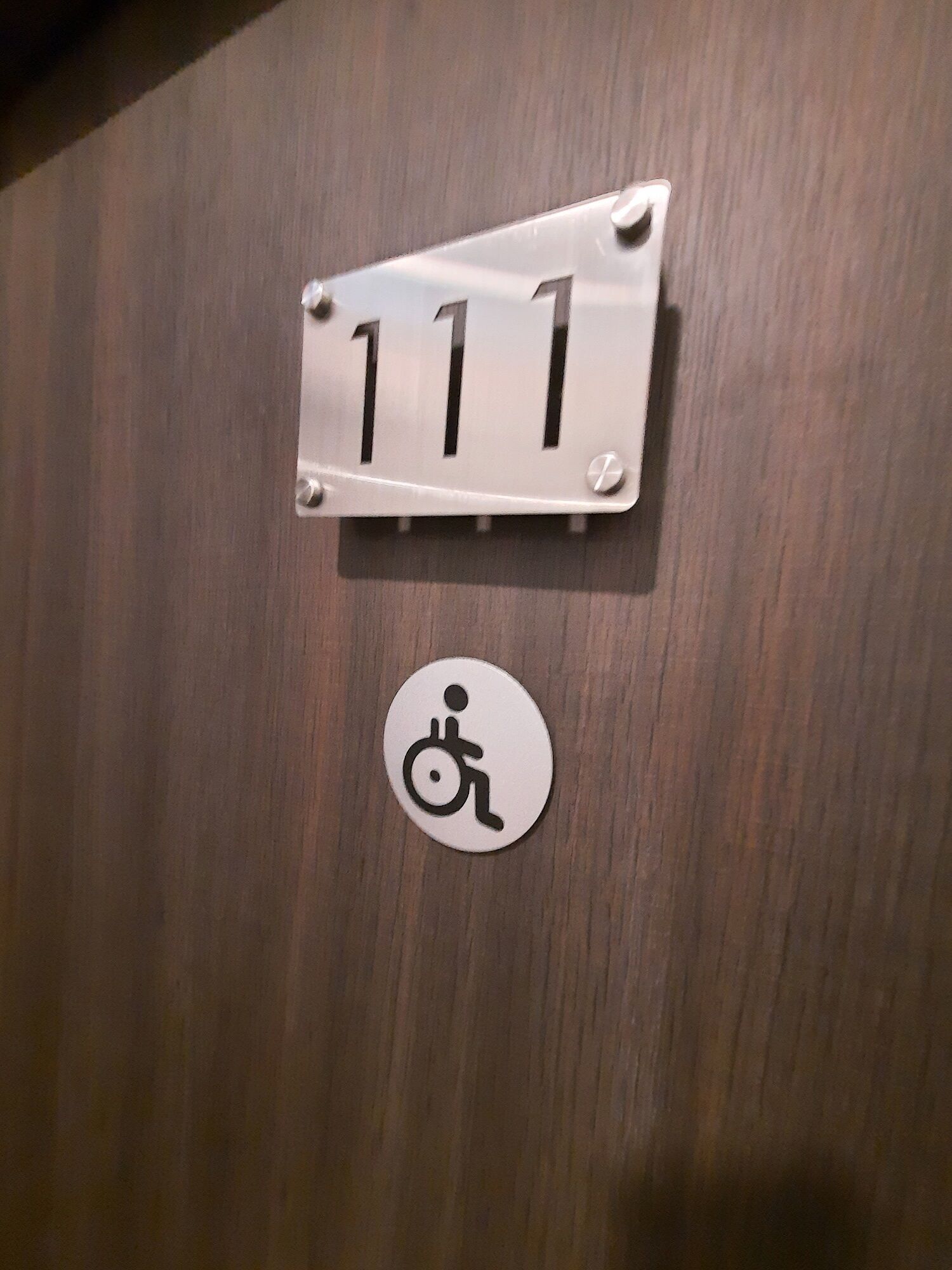 premier oku | desk, free wifi