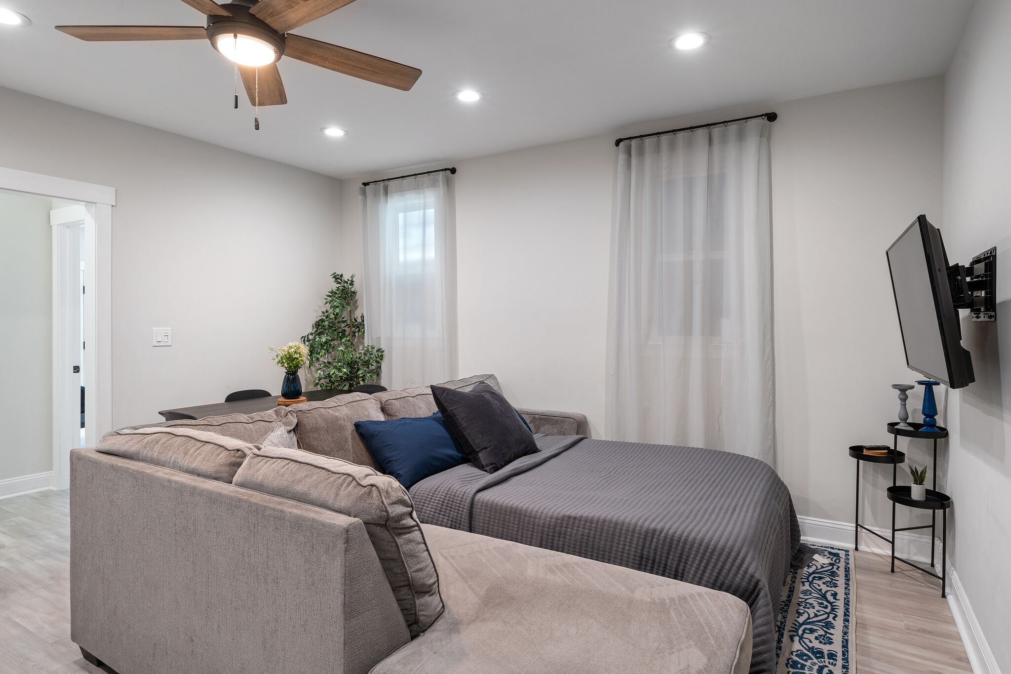 2 bedrooms, desk, iron/ironing board, WiFi (free)